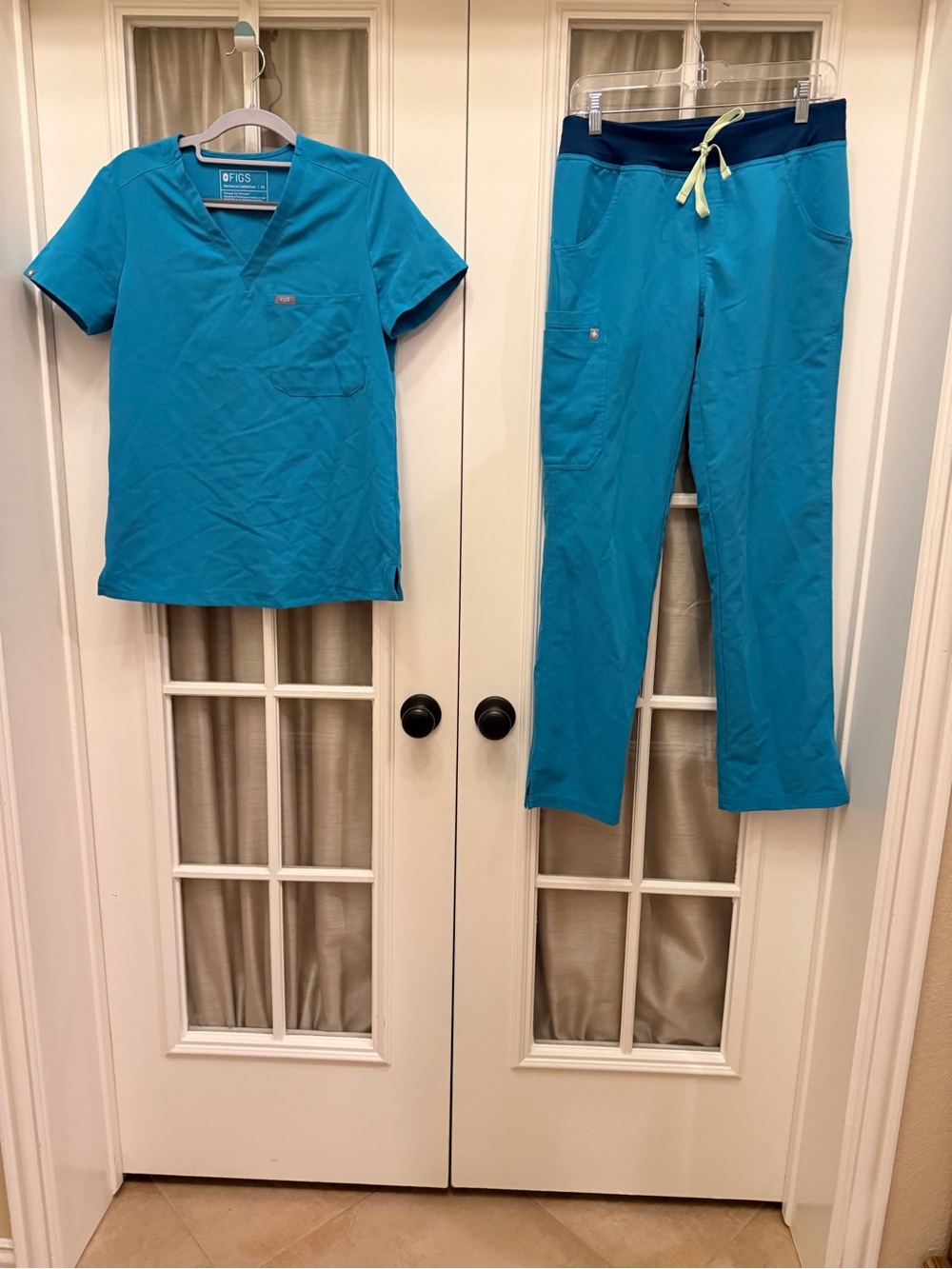 SMALL Turqoise Figs Scrub Set EUC